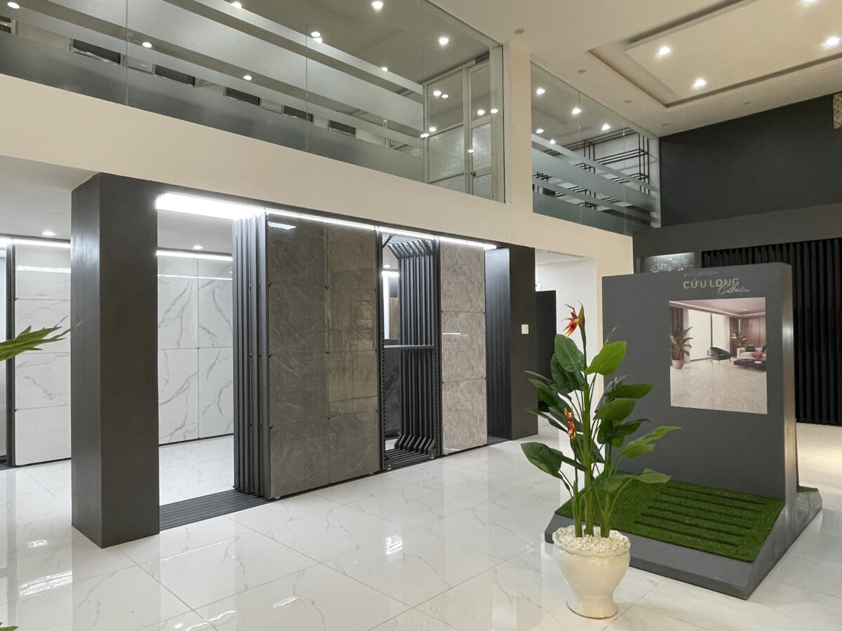 Mẫu kệ gạch lùa ray nhôm trưng bày gạch ốp lát trong showroom