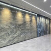 Mẫu kệ trưng bày gạch khổ lớn Big Slab cao cấp lắp đặt tại showroom gạch ốp lát chuyên nghiệp